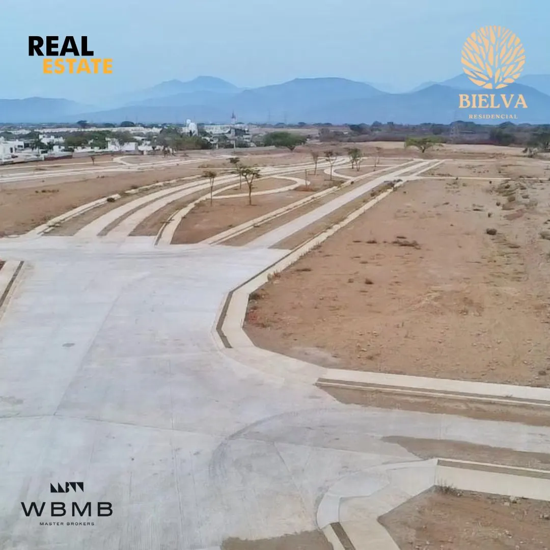 Vista aérea de las calles de concreto de Bielva con los cerros al fondo